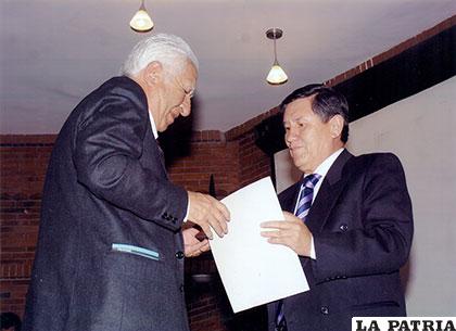 El doctor Prudencio recibe el 2012 en Sucre, el diploma por 50 años de ejercicio de la profesión médica