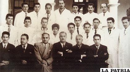 Fredy Prudencio (quinto de la fila del medio, contando desde la derecha) recién egresado junto a sus colegas en 1962