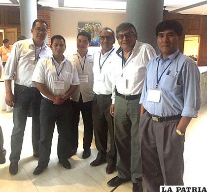 Arequipa (primero a la derecha) forma parte de un grupo de destacados profesionales de la medicina