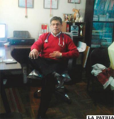 Herbert Huarín, un médico multifacético