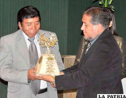 Galardón Ave Fénix otorgado por la UTO al emprendimiento del doctor Dorado traducido en la clínica Cristo Rey