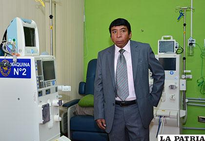 Doctor Dorado inaugurando el centro de hemodiálisis de la clínica Cristo Rey
