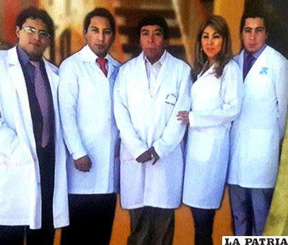 Junto a su familia, todos médicos (primero de la izquierda)
