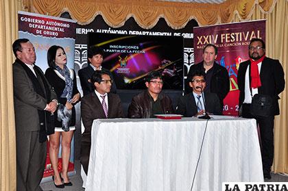 Los cuatro jurados del Festival de la Canción Boliviana, junto al comité organizador