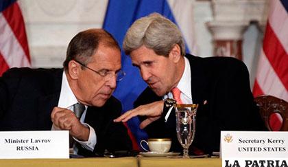 John Kerry, secretario de Estado de EE.UU. (der.) y Serguéi Lavrov ministro de Exteriores ruso (izq.)