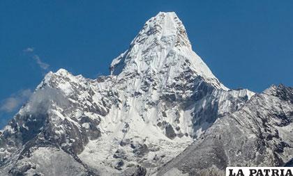 La montaña Everest tiene una altura de 8.848 metros
