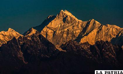 Kanchenjunga es considerada como una montaña sagrada, tiene una altura de 8.586 metros