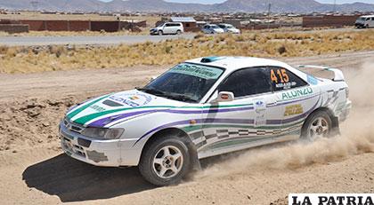 El piloto Moisés Alonzo en plena competencia, es primero en la R2B