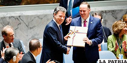 Presidente de Colombia, Juan Manuel Santos (izq.), entregó a la ONU carpeta con los detalles del acuerdo de paz /latercera.com