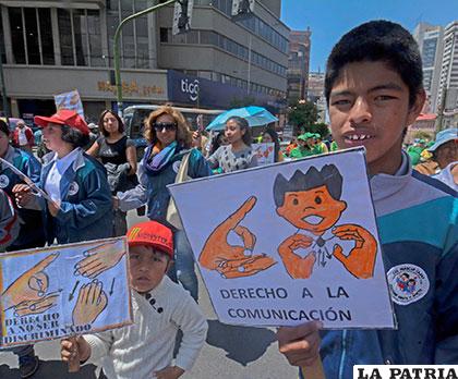 De 140 mil maestros en Bolivia, unos 1.500 saben lenguaje de señas /APG