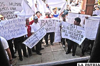 Reos de San Pedro manifestaron apoyo a petición de indulto con pancartas /APG