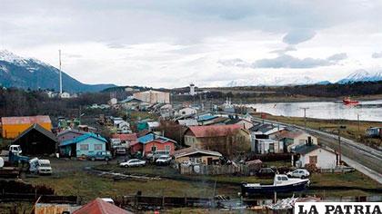 Puerto Williams es una localidad y puerto chileno