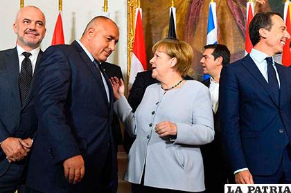 La canciller alemana, Angela Merkel, hablando con el presidente de Bulgaria, Boyko Borissov