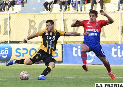 Rodrigo Vargas remata ante la marca de Miguel Ángel Hoyos /APG