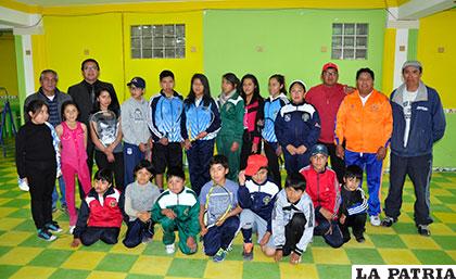 Niños y jóvenes de la Escuela Municipal de Raquetbol, al final del campeonato de confraternización
