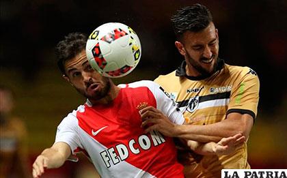 Bernardo Silva pugna el balón con Pablo Martínez