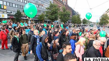 Finlandeses salieron a las calles para protestar por la muerte de un joven a manos de un neonazi