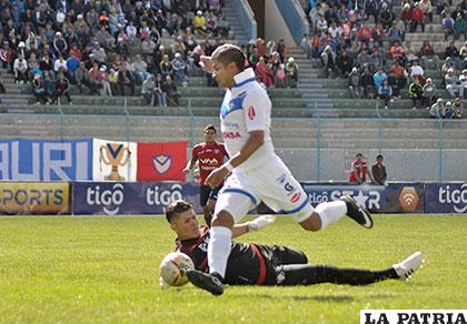 Gabriel Ríos elude al portero Arancibia para anotar el gol que le dio la victoria a los 