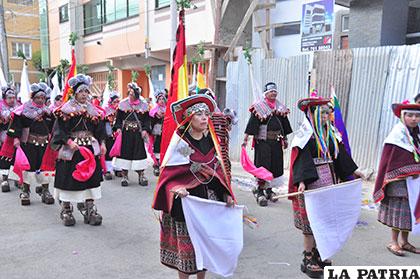 La Fraternidad Folklórica Artística y Cultural Phujllay, se caracteriza por llevar la bandera blanca y los guías la tricolor