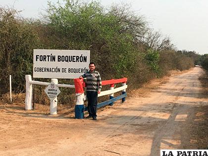 Diego Rojas en el ingreso a Fortín Boquerón