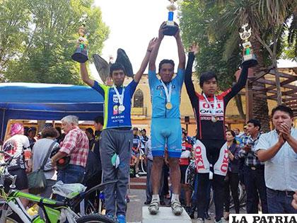 Kevin Mamani con la medalla de oro y Edwin Ramos con la de plata en Juvenil