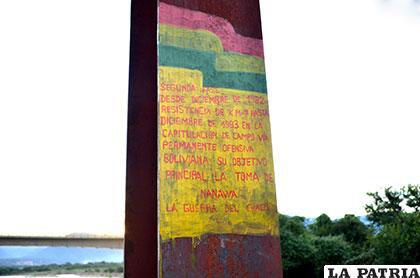 Una vieja inscripción que permanece en el tiempo en el puente del ferrocarril que pasa sobre el río Pilcomayo