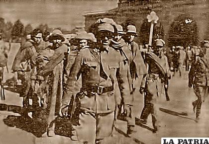 Saliendo de la estación Central, custodiados por militares bolivianos