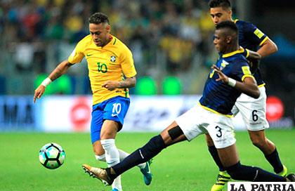 Neymar, figura de la selección brasileña con el balón /conmebol.com