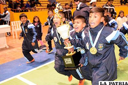 Los flamantes campeones dieron la vuelta olímpica llegando a Oruro