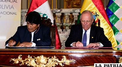El acuerdo firmado por el presidente de Perú, Pedro Pablo Kuczynski,  y de Bolivia, Evo Morales