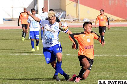 Carlos Trigo y Cristian Chambi en la disputa del balón