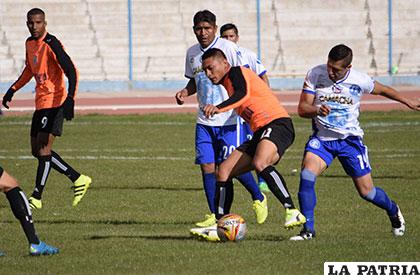 Nilo Flores de Deportivo Kala avanza con balón dominado