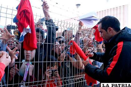 Claudio Bravo brinda autógrafos a sus simpatizantes en Calama