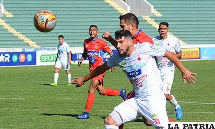Ezequiel Michel, de Guabirá, en su afán de dominar la pelota