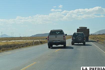 El motorizado oficial haciendo un adelantamiento sin el espacio suficiente y sin visibilidad adecuada