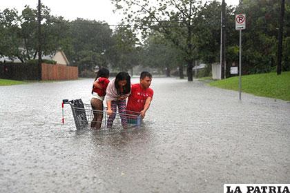 Voluntarios ayudan a damnificados por las inundaciones