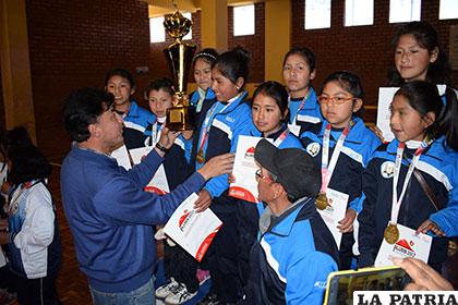 El equipo de Poopó fue el mejor en voleibol damas