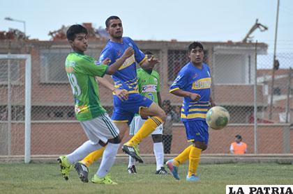 Freddy Grájeda y Josué de Souza disputan el balón