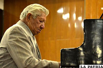 Crisólogo Quintanilla tocó el piano en homenaje al Colegio Sainz