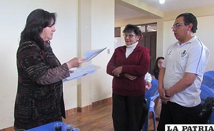 Durante la entrega de acreditaciones a entrenadores, instructores y monitores de natación