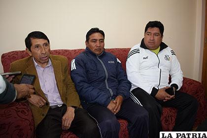 Hugo Miranda, titular de la AFO, junto a los demás dirigentes