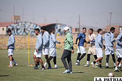 Mientras tanto, Edwin Guardia dirige los entrenamientos