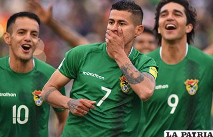 Juan Carlos Arce, fue autor del único gol del partido, Campos y Martins le acompañan en la celebración /APG