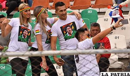 Una selfie antes del partido, los hinchas bolivianos en las tribunas /APG