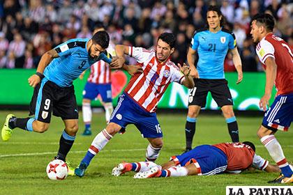 Suárez con el balón, fue autor del segundo gol uruguayo