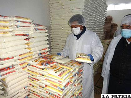 Técnicos del Sedes tomaron muestras de la materia prima del desayuno caliente