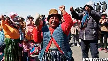 Mujeres con piedras agarradas demuestran su rechazo al alcaide de Achacachi /ERBOL