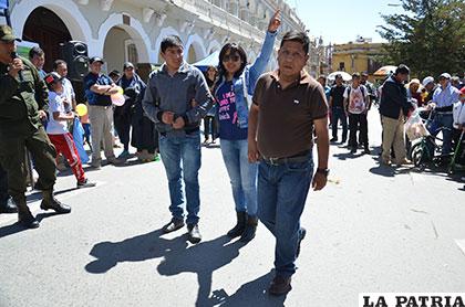 Una vez identificadas a las víctimas, el antisocial agarra una billetera en su mano para luego soltarla delante de la pareja