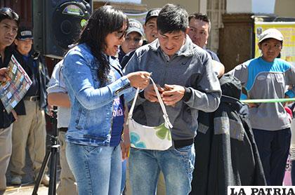 La pareja pensando que la transacción hecha es buena, descubren al abrir la billetera que en su interior sólo había papeles sin valor, motivo por el cual expresan su sorpresa de haber sido engañados