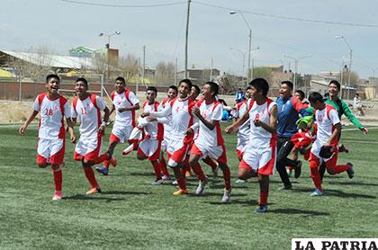 Vuelta olímpica de los campeones en la disciplina de fútbol